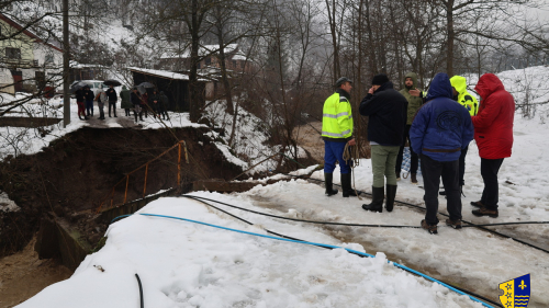 Zbog porasta vodostaja Osaničke rijeke došlo do rušenja mosta: U toku aktivnosti na osiguranju alternativnog putnog pravca za Mihoviće